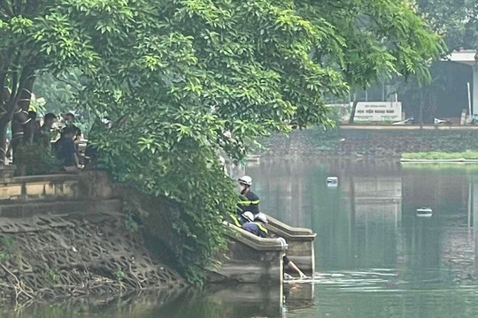 Phát hiện thi thể nạn nhân nữ đeo ba lô có gạch dưới hồ Láng