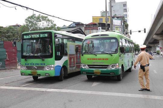 Hà Nội: Xử lý lái xe buýt dừng đón, trả khách không đúng vị trí quy định