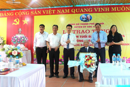 Phó Bí thư Thành ủy Nguyễn Văn Phong trao Huy hiệu Đảng tại huyện Sóc Sơn