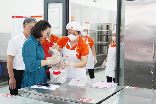 Kiểm tra an toàn vệ sinh thực phẩm tại Trường Tiểu học Chu Văn An