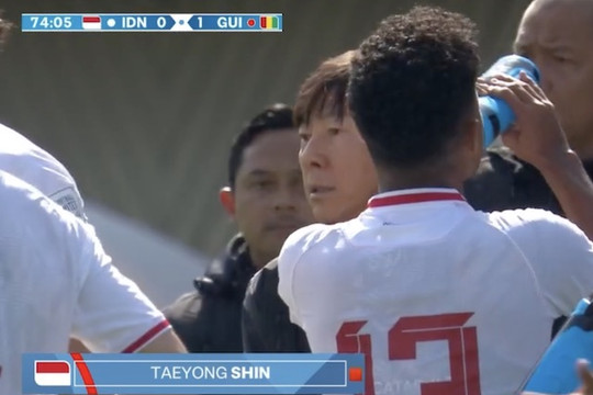 Vì sao HLV Shin Tae-yong nhận thẻ đỏ trong trận U23 Indonesia tan mộng Olympic?