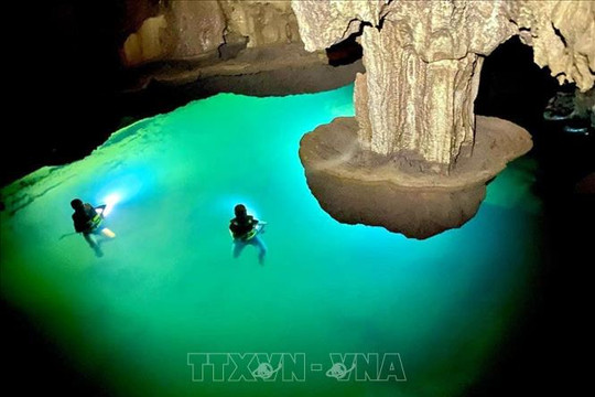 Quảng Bình: Phát hiện hồ nước khổng lồ "lơ lửng" trong hang Thung