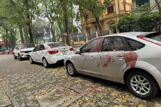 Khởi tố 4 người trong vụ tạt sơn ô tô ở Định Công, quận Hoàng Mai