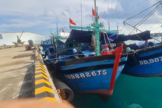 Bộ đội Trường Sa hỗ trợ ngư dân Bình Định khắc phục sự cố tàu cá