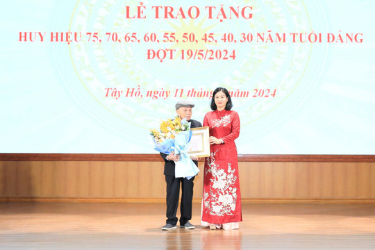 Phó Bí thư Thường trực Thành ủy Nguyễn Thị Tuyến trao tặng Huy hiệu Đảng tại quận Tây Hồ
