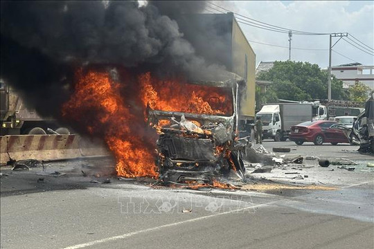 Bình Phước: Xe container bốc cháy sau tai nạn liên hoàn, nhiều người bị thương