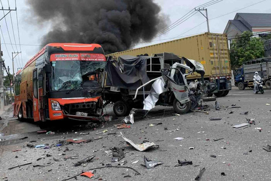 Bình Phước: Xe container bốc cháy sau tai nạn liên hoàn, nhiều người bị thương