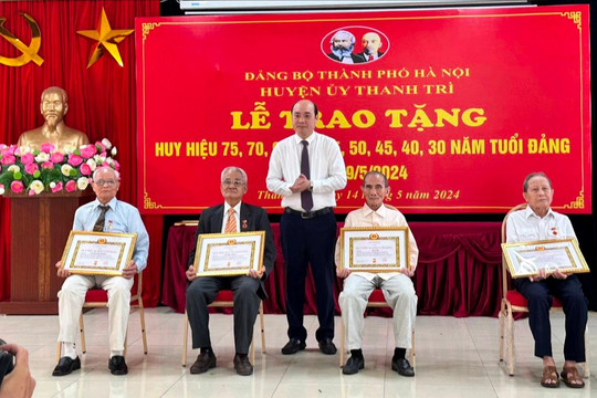 181 đảng viên huyện Thanh Trì được trao Huy hiệu Đảng đợt 19-5