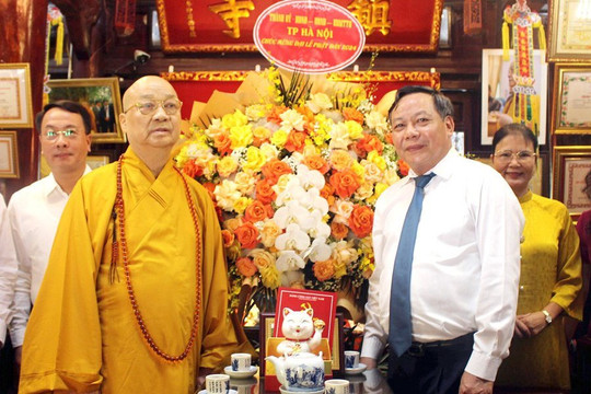 Phó Bí thư Thành ủy Hà Nội Nguyễn Văn Phong chúc mừng Đại lễ Phật đản