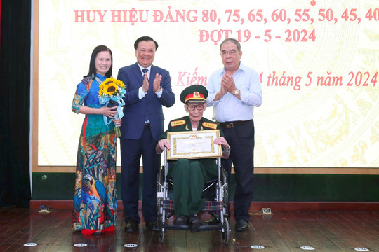 Bí thư Thành ủy Đinh Tiến Dũng trao Huy hiệu Đảng tặng đảng viên lão thành quận Hoàn Kiếm