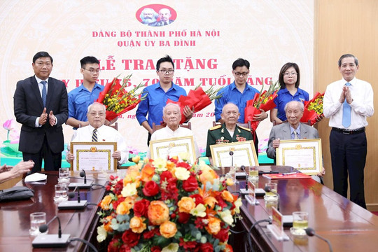 Trao Huy hiệu Đảng đợt 19-5 tặng các đảng viên quận Ba Đình