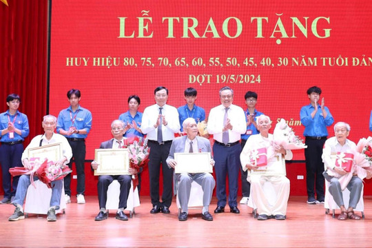 Chủ tịch UBND thành phố Trần Sỹ Thanh trao Huy hiệu Đảng tặng đảng viên quận Hai Bà Trưng