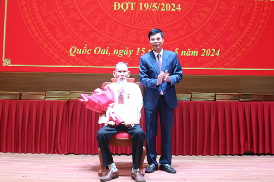 119 đảng viên huyện Quốc Oai được trao Huy hiệu Đảng đợt 19-5