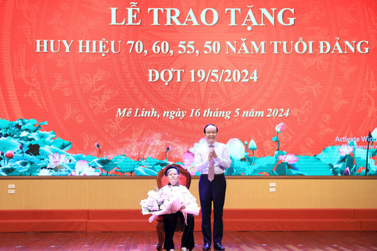 Đồng chí Nguyễn Ngọc Tuấn trao Huy hiệu Đảng tại huyện Mê Linh