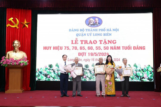 Quận ủy Long Biên trao Huy hiệu Đảng tặng 353 đảng viên
