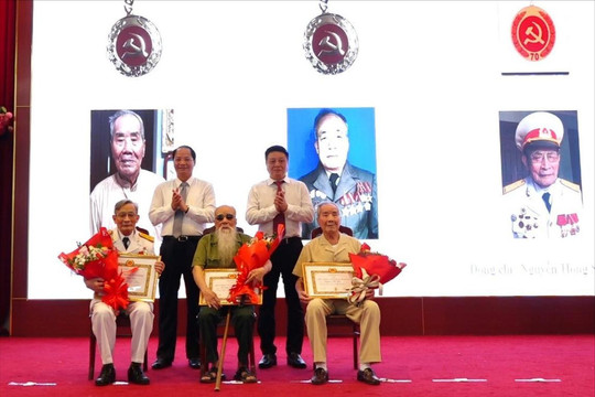 Huyện ủy Thanh Oai trao Huy hiệu Đảng tặng 144 đảng viên