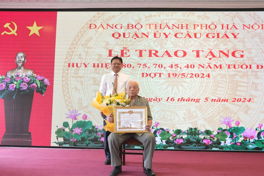 Lãnh đạo thành phố Hà Nội trao tặng Huy hiệu Đảng tại quận Cầu Giấy