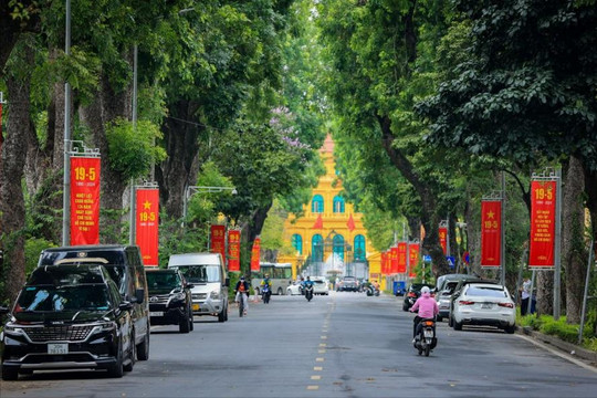 Phố phường Thủ đô rực rỡ cờ hoa kỷ niệm 134 năm Ngày sinh Chủ tịch Hồ Chí Minh