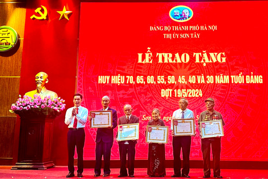 Sơn Tây: 194 đảng viên được trao tặng Huy hiệu Đảng