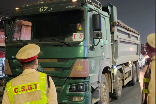 Kiên quyết xử lý xe chở quá tải ở khu vực ngoại thành Hà Nội