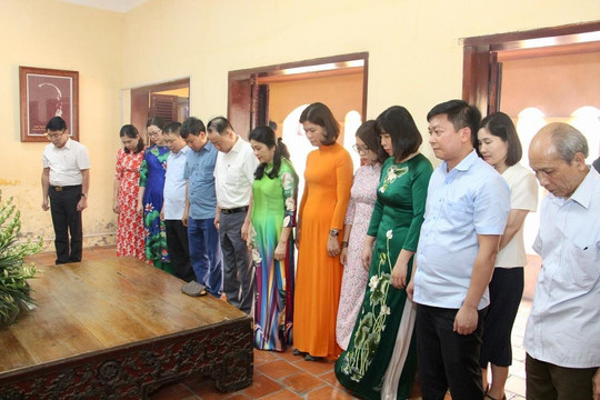 Dâng hương tưởng niệm Chủ tịch Hồ Chí Minh tại Di tích quốc gia nhà cụ Nguyễn Thị An