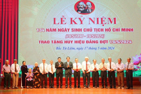 Quận Bắc Từ Liêm: 277 đảng viên được trao tặng, truy tặng Huy hiệu Đảng