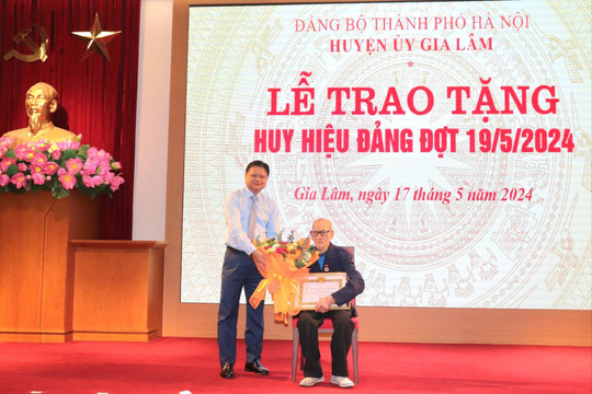Huyện Gia Lâm trao Huy hiệu Đảng đợt 19-5 tặng 213 đảng viên