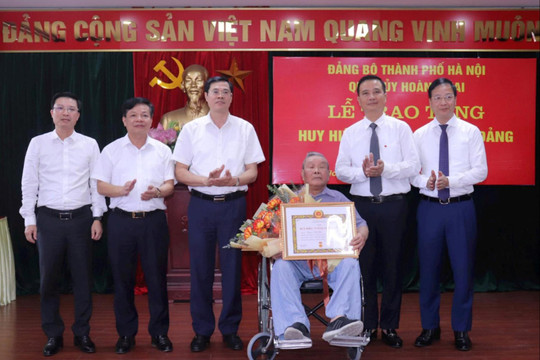Quận ủy Hoàng Mai tổ chức lễ trao Huy hiệu Đảng tặng 3 đảng viên lão thành