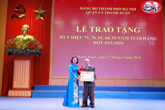 Quận Thanh Xuân: Trao Huy hiệu Đảng tặng 446 đảng viên