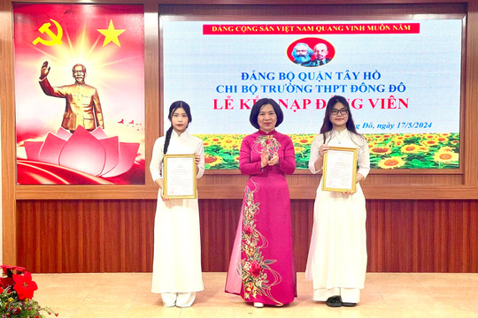Hai học sinh xuất sắc Trường THPT Đông Đô vinh dự được kế t nạp Đảng