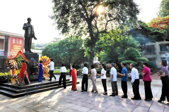 Quận Thanh Xuân dâng hương tưởng niệm Chủ tịch Hồ Chí Minh