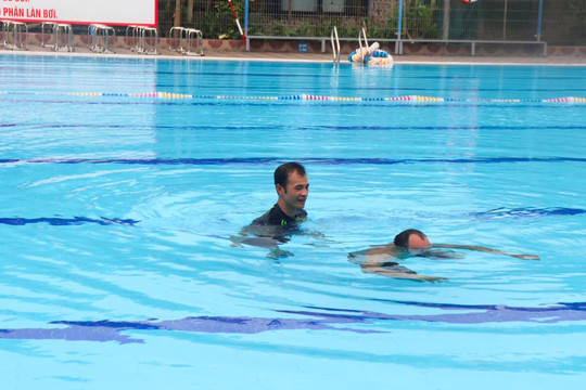 Gia Lâm phát động toàn dân tham gia tập luyện môn bơi