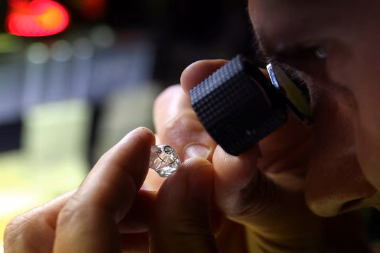Mỹ xem xét lại lệnh cấm kim cương Nga