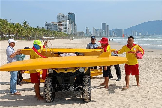 Nỗ lực tìm kiếm nam thanh niên mất tích vì sóng biển cuốn trôi ở Đà Nẵng