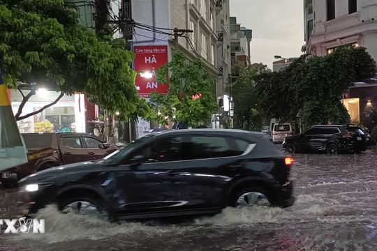 Nhiều tuyến phố Hà Nội ngập sau cơn mưa lớn