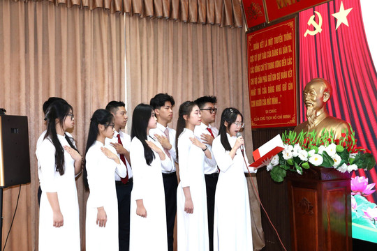 Đảng bộ quận Long Biên kết nạp 16 học sinh ưu tú vào Đảng