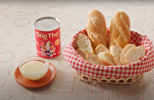 Bánh mì chấm sữa đặc - tự hào văn hóa ẩm thực Việt
