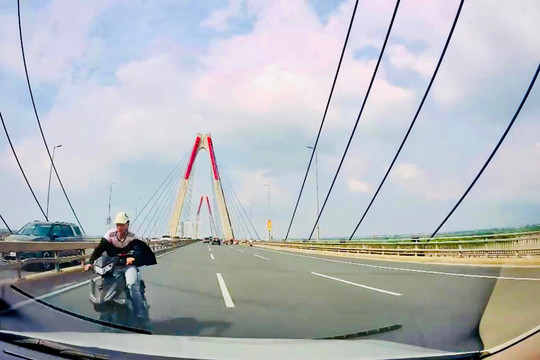 Khởi tố nam thanh niên đi xe máy vào làn ngược chiều trên cầu Nhật Tân