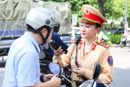 Hà Nội: Nữ Cảnh sát giao thông tham gia xử lý vi phạm nồng độ cồn