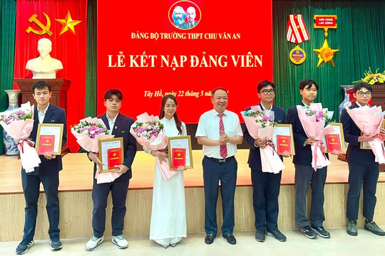 Sáu học sinh ưu tú của Trường THPT Chu Văn An được kết nạp Đảng