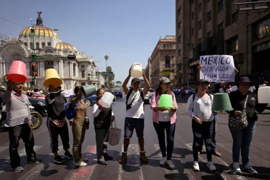 Cảnh sát Mexico phong tỏa giao thông vì thiếu nước sạch
