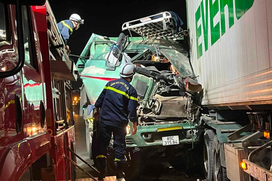 Cưa cabin giải cứu lái xe bị mắc kẹt trong vụ tai nạn ô tô