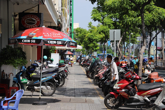 Hai tuần thu phí vỉa hè tại TP Hồ Chí Minh: Hộ kinh doanh mừng, người đi bộ an toàn