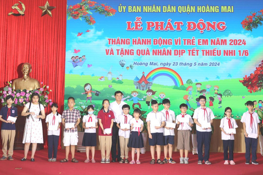 Quận Hoàng Mai tặng 603 suất quà và 20 xe đạp cho trẻ em