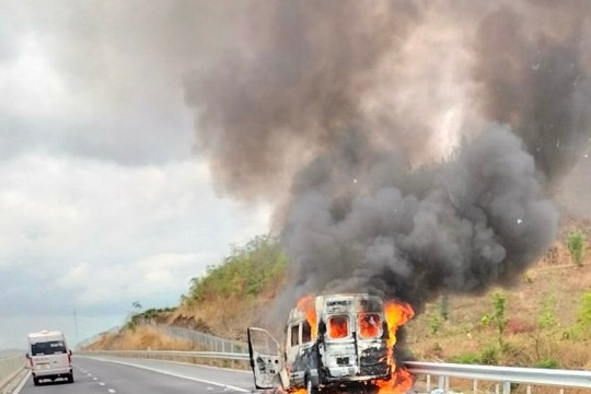 Bình Thuận: Ô tô 16 chỗ bốc cháy ngùn ngụt trên cao tốc Phan Thiết - Dầu Giây