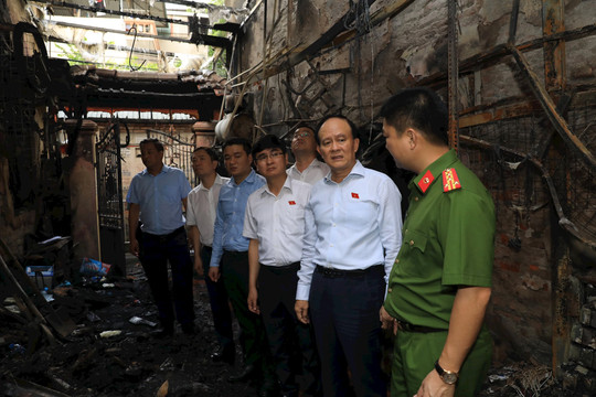 Đồng chí Nguyễn Ngọc Tuấn thăm hỏi, chia sẻ với nạn nhân trong vụ cháy tại phố Trung Kính