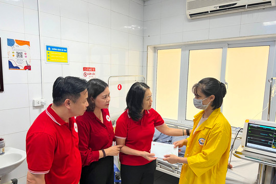 Hội Chữ thập đỏ Việt Nam thăm hỏi, hỗ trợ khẩn cấp nạn nhân vụ cháy tại phố Trung Kính