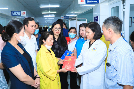 Phó Bí thư Thường trực Thành ủy Nguyễn Thị Tuyến thăm, động viên nạn nhân vụ cháy tại Trung Kính