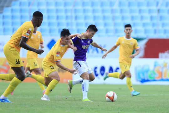 Thắng đậm Quảng Nam, Hà Nội FC vươn lên vị trí nhì bảng