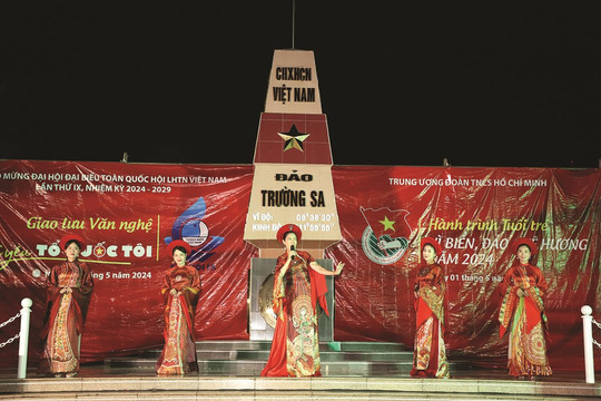 Nhà thiết kế Nguyễn Việt Hùng: Để tà áo dài tung bay nơi đảo xa